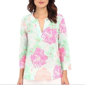 LILLY PULITZER AMELIA ISLAND FLORAL GREEN PINK
3/4 Sleeve Split Neck Tunic Top